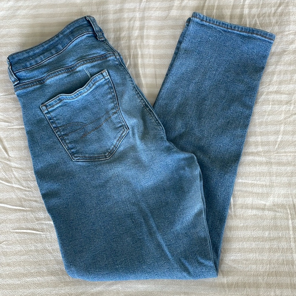 AE High Rise Mom Jean Straight Leg